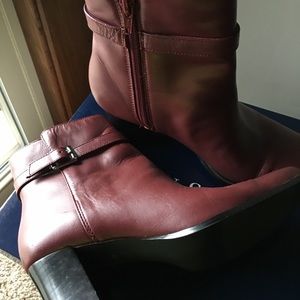 Karen Scott women’s size 6 Red leather Riser boots